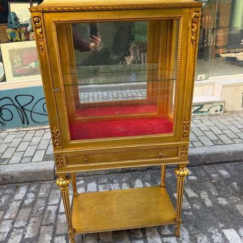 Display cabinet with gold leaf like new, with one shelf