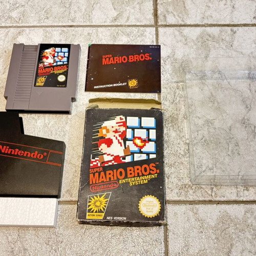 Super Mario Bros. Nintendo Entertainment System (NES) игра употребявана, пълна в кутия