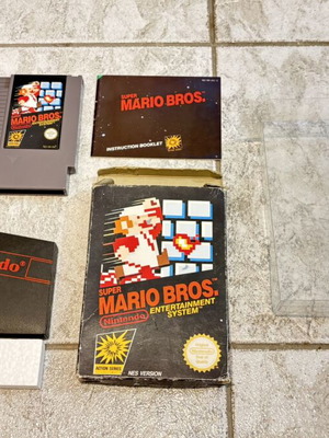 Super Mario Bros. Nintendo Entertainment System (NES) игра употребявана, пълна в кутия
