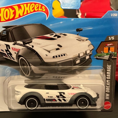 Mazda MX-5 Miata Hot Wheels 1:64 scale new