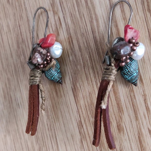 Handmade earrings used with stones, shell and leather