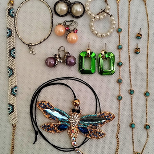 Faux Bijoux Jewelry Set used, pack of 31 pieces