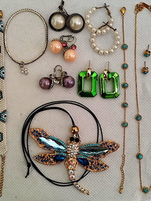 Faux Bijoux Jewelry Set used, pack of 31 pieces