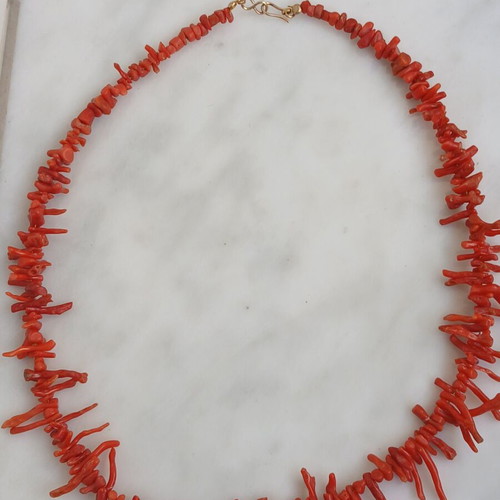 Necklace with natural coral branches, 14K gold clasp, 45 cm