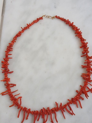 Necklace with natural coral branches, 14K gold clasp, 45 cm