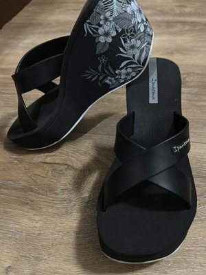 Ipanema high platform slippers with design