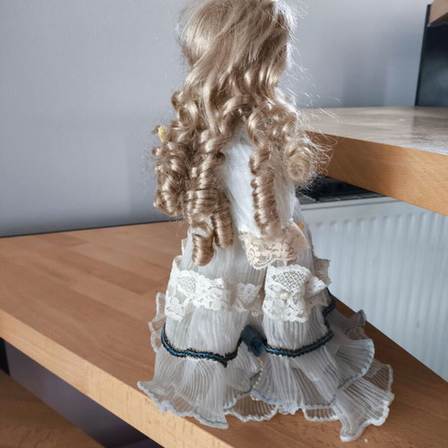 Porcelain dolls like new, pack of 3 with basket gift