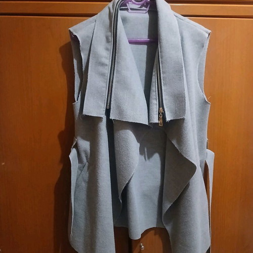 Sleeveless outerwear like new, gray, sizes M and L