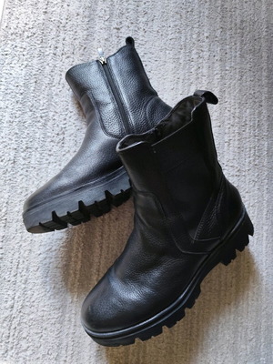 Tamaris women's leather ankle boots size 41 like new