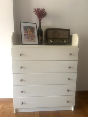 Chest of drawers with 5 light beige drawers