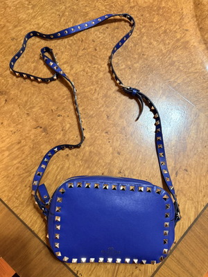 Valentino Garavani Rockstud leather crossbody bag, blue