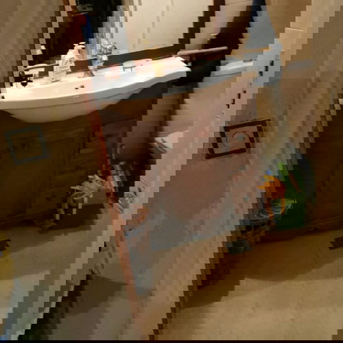 Έπιπλο μπάνιου με νιπτήρα και καθρέφτη σαν καινούργιο