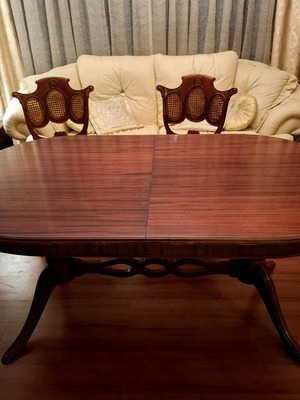 Κλασική ξύλινη τραπεζαρία μεταχειρισμένη με 6 καρέκλες