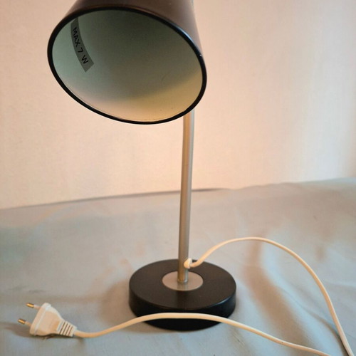Desk lamp with timeless design