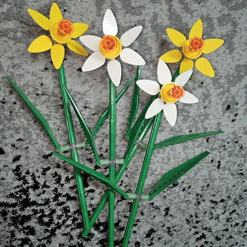Lego Botanical Daffodils like new, 216 pieces, 4 flowers