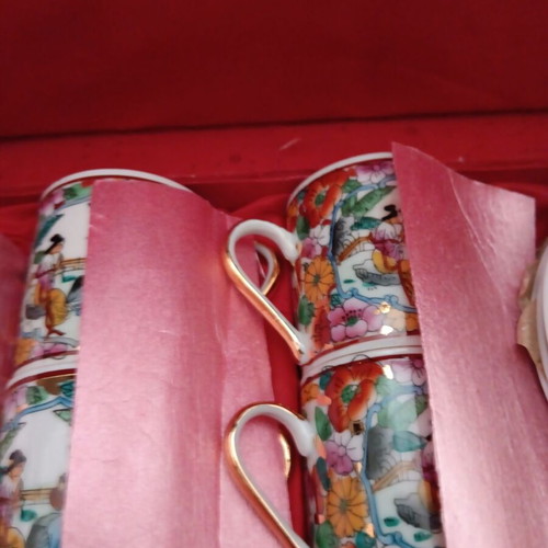 Coffee Serving Set with Case like new, 6 cups and 6 small plates