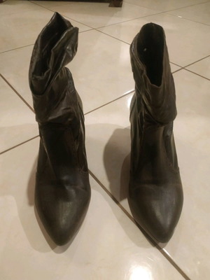 Μποτάκια Bershka καφέ μεταχειρισμένα, μέγεθος 37, τακούνι 5 εκ.