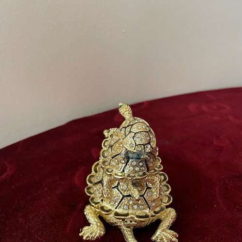 Decorative jewelry box used with turtles and rhinestones