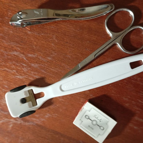 Shaving razor for legs with three blades and spare, like new