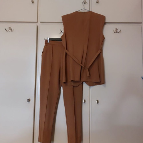4TAILORS set in tan shade size 36 like new
