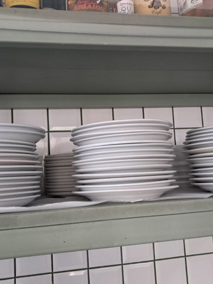 Serving plates like new, 85 pieces from pizzeria