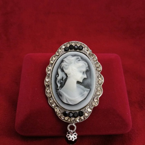 Cameo brooch Victorian style like new with rhinestones