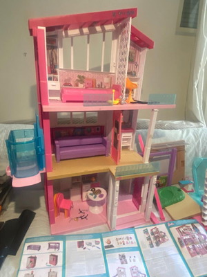 Barbie Dream House σαν καινούργιο με τρεις ορόφους και αξεσουάρ