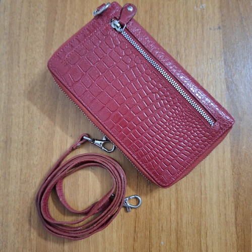 Women's leather wallet-bag like new, red, magnetic clasp