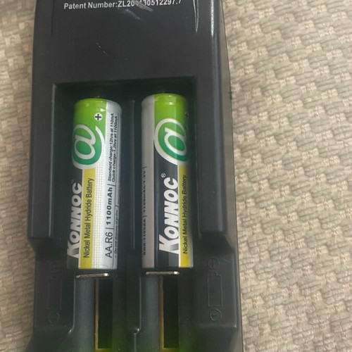 Battery charger like new with two rechargeable AA batteries