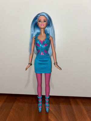 Barbie like new with clothes and accessories in excellent condition