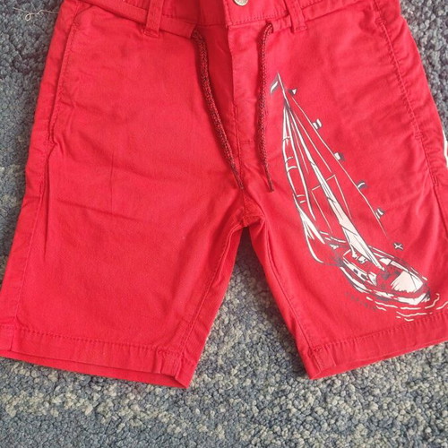 Tommy Hilfiger pants and Mayoral shorts for a 2-year-old boy, both together for 9 euros
