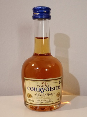 Διαφημιστικό μπουκάλι κονιάκ Courvoisier V.S. μεταχειρισμένο, γυάλινο, μίνι, γεμάτο και σφραγισμένο