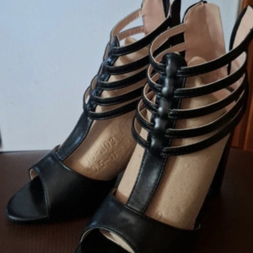 Women's black gladiator sandals like new with block heel and peep toe