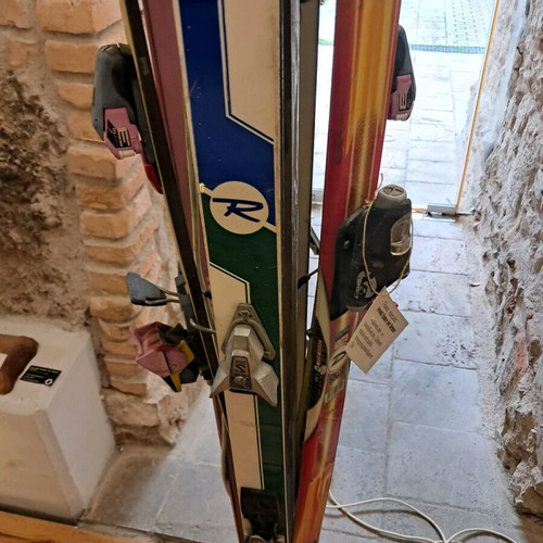 Ski floor lamp with skis like new, decorative