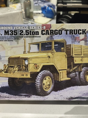 U.S. M35 2.5 Ton Cargo Truck Model Kit 1/72 Scale