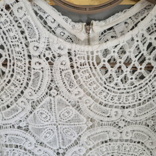 Lace top like new, size Small, white, long-sleeve with zipper