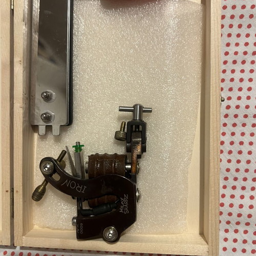 Micky Sharpz tattoo machine used with accessories
