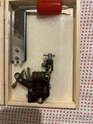 Micky Sharpz tattoo machine used with accessories