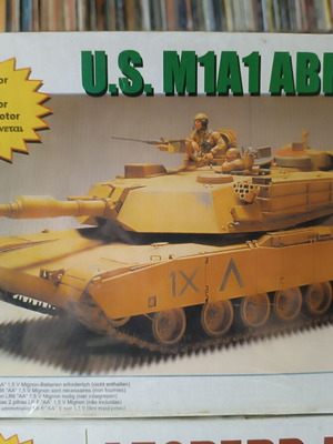 Model kit tank 1:48 with motor, new, sealed box