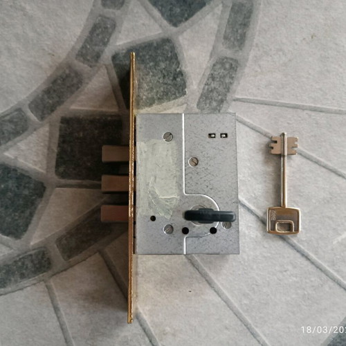 Cisa lock bolt used with three locking pins and two keys