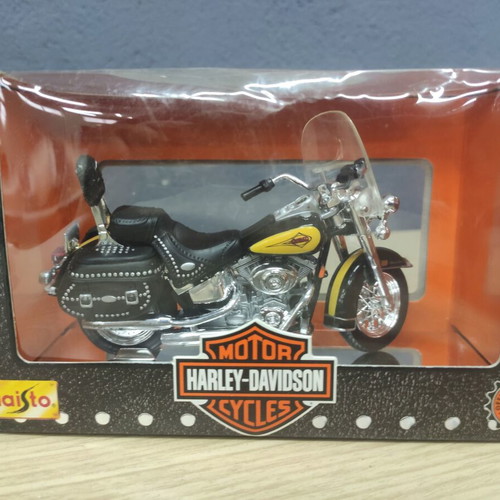 Maisto Harley-Davidson FLSTC Heritage Softail Classic 1/18 scale model