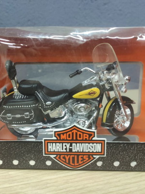 Maisto Harley-Davidson FLSTC Heritage Softail Classic 1/18 scale model