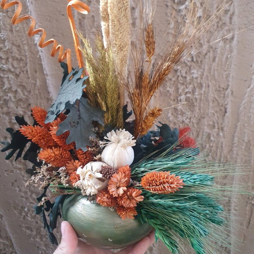 Vase with flowers used, in good condition