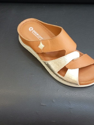 Leather platform sandals with anatomical insole, tan and gold