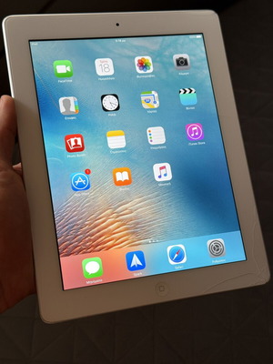 Apple iPad 2 16GB tablet with cracked screen