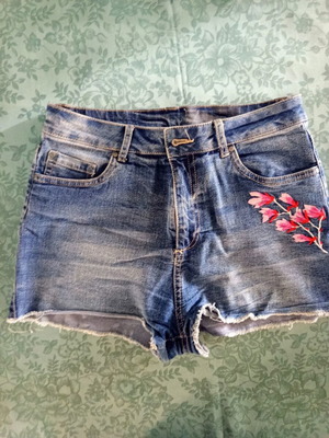 Women's denim shorts medium with embroidered flowers used, blue