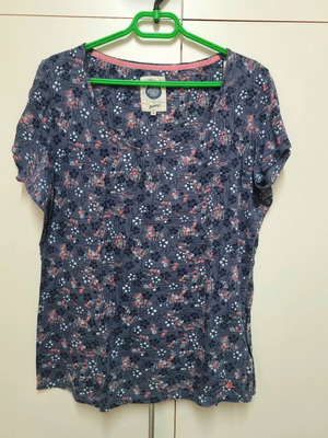 Mantaray cotton top blue like new with large neckline size 18