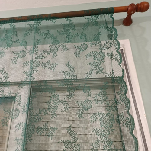 Green lace curtains like new, set of two, 2.5m x 1m each
