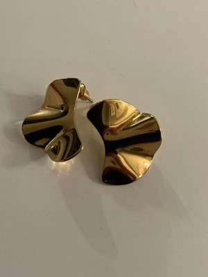 Earrings with unique design, new, gold color