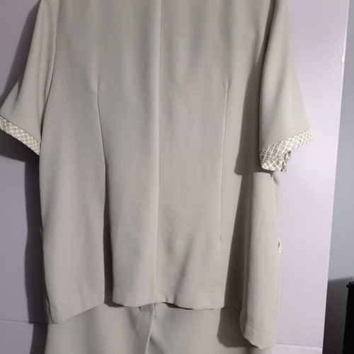 Women's suit like new, summer spring, short sleeve, pistachio color